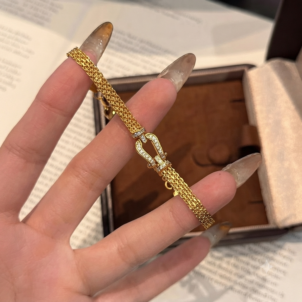 LILY 18K Gold Plated Horseshoe Bracelet — Elegant Women's Daily Jewelry