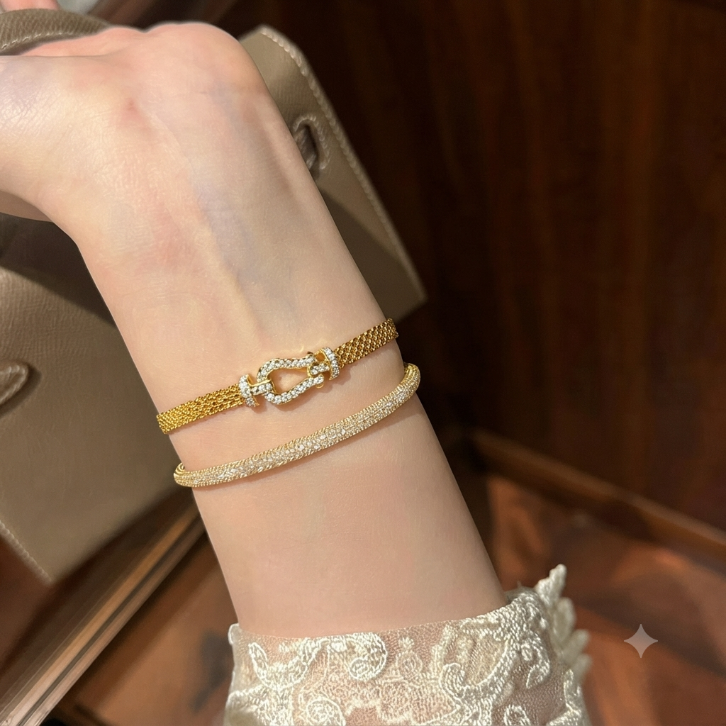 LILY 18K Gold Plated Horseshoe Bracelet — Elegant Women's Daily Jewelry